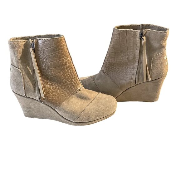 Toms Boots 8.5 Wide Desert Wedge Tan Suede Croc Embossed Ankle Bootie - Picture 1 of 13